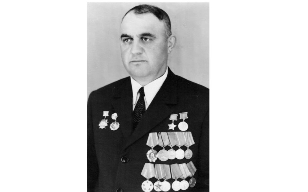 Ахсарбек Абаев с наградами.jpeg