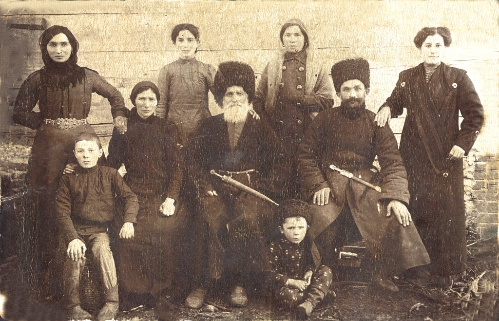 Байсиат Гамаев с семьей.jpg